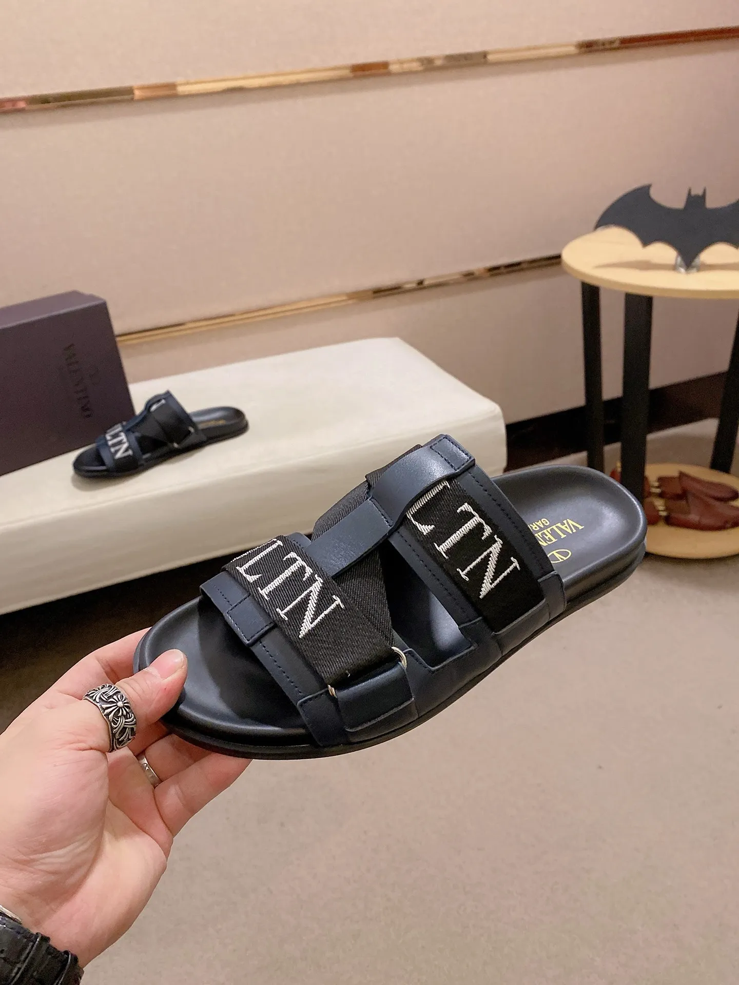 Men's shoes 💰: 480💰[Valentino] New couple 👫Boutique slippers, counter quality, classic plaid, the actual workmanship is quite complex🔰The uppers are made of imported fabrics➕🐑Sheepskin lining, which tests the craftsman's craftsmanship➕original PU outsole. Size: Women’s size: 35-44. Men's size 38-44 (can be customized to size 45, non-refundable)